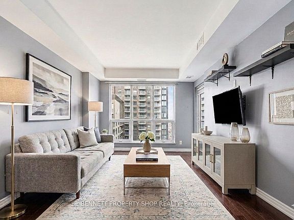 3rd image of 242 Rideau St #2005