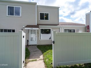 44 Parkview Cir, Grand Forks, ND 58201