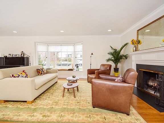 3rd image of 21 Maple Hill Dr