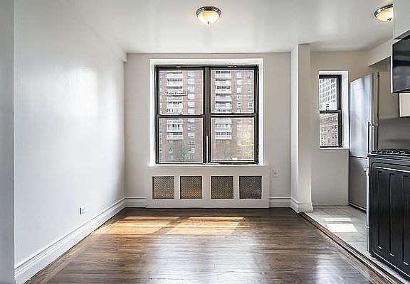 4th image of 3111 Broadway APT 1B