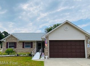 2429 Fruit St, Algonac, MI 48001