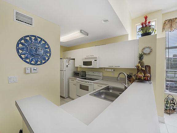 4th image of 4879 Via Palm Lakes #613