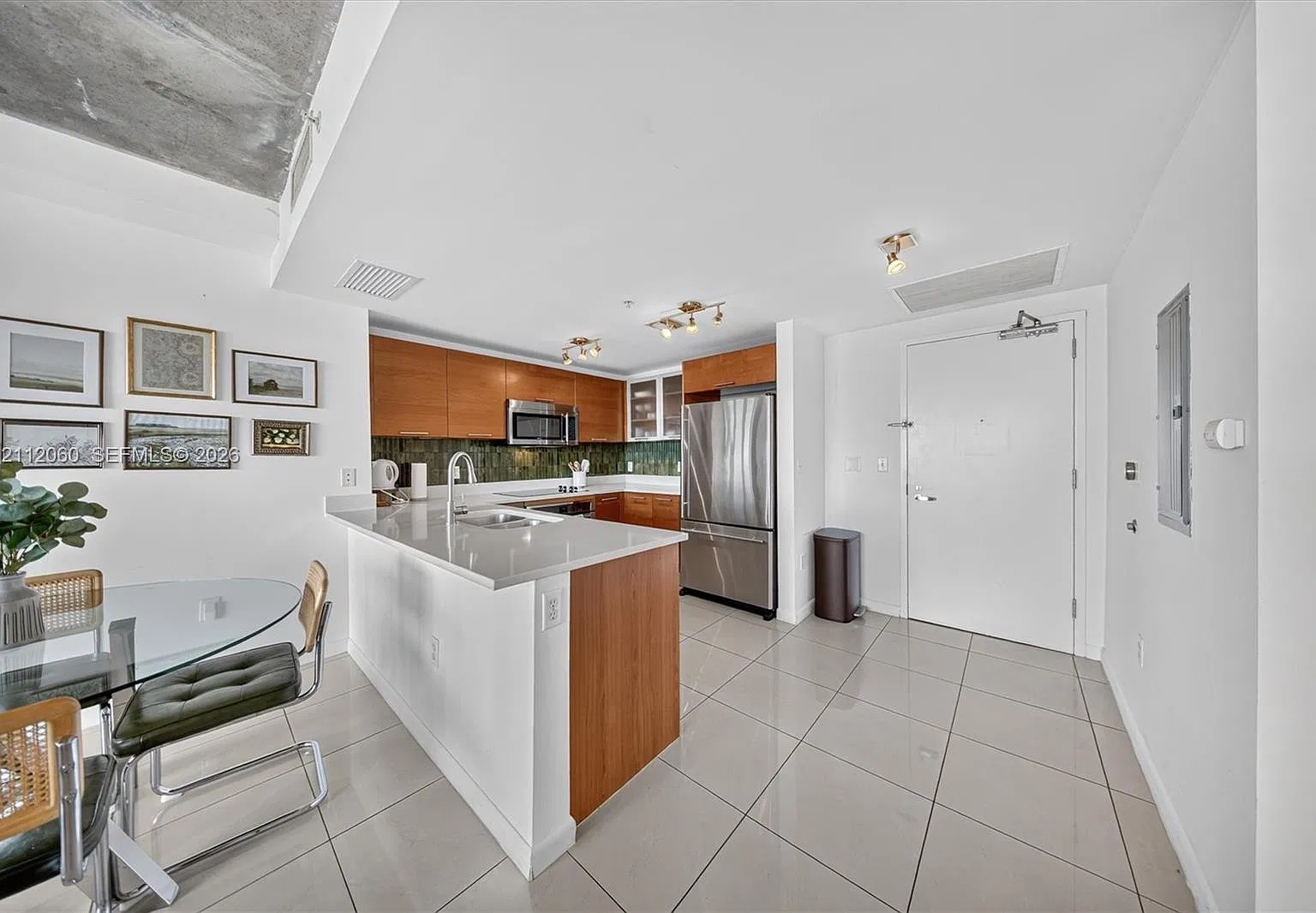 Midblock Miami Condo — Photo 3