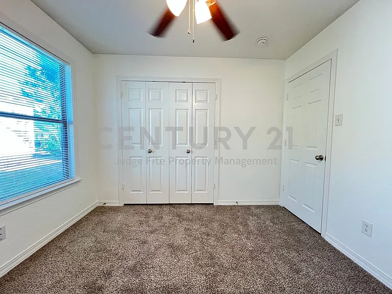 403 W Oak St — Photo 10