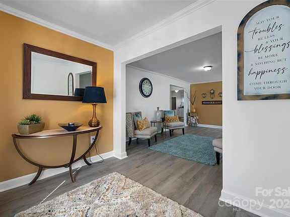 5th image of 404 Arlington Cir NW