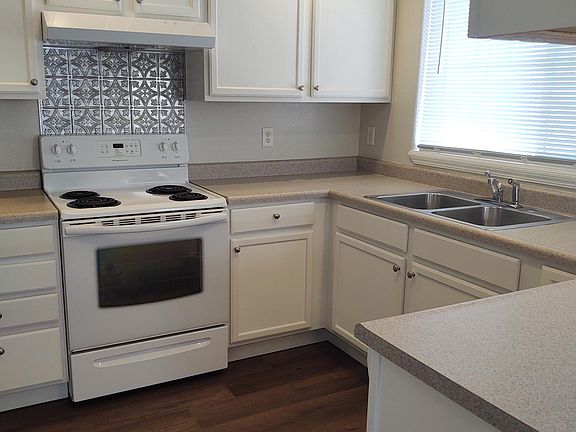 3rd image of 835 Forestglen Dr #6A