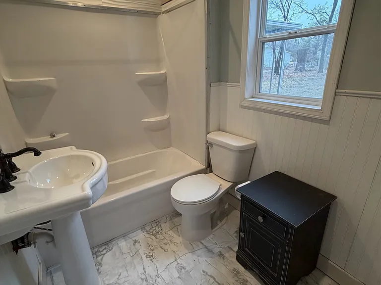 1049 N Main St — Photo 11