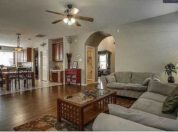 5th image of 2043 Camelot Dr