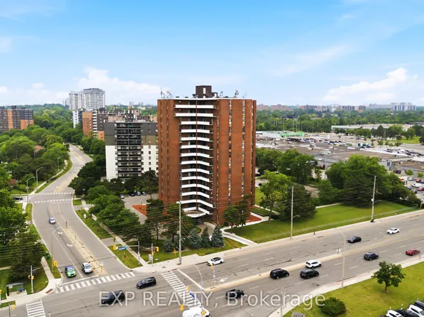 3025 Queen Frederica Dr #201, Mississauga, ON L4Y 3A1
