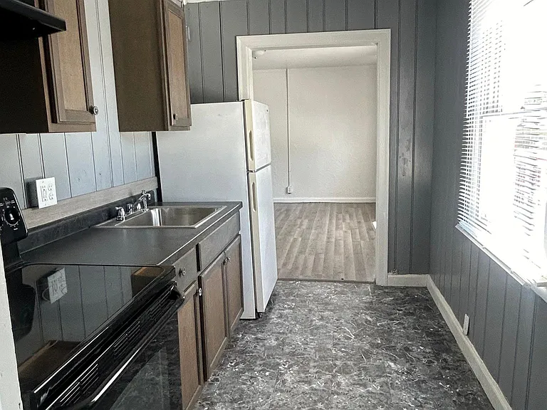 104 W Adams St — Photo 3
