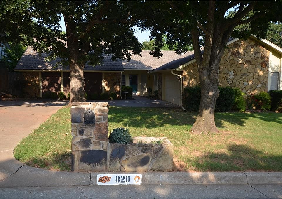 2nd image of 820 Sandhurst Dr