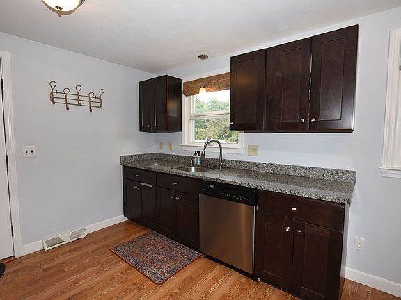 3rd image of 9 Brentwood Ave