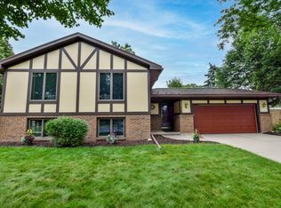 2645 S Norfolk Cir, Fitchburg, WI 53719