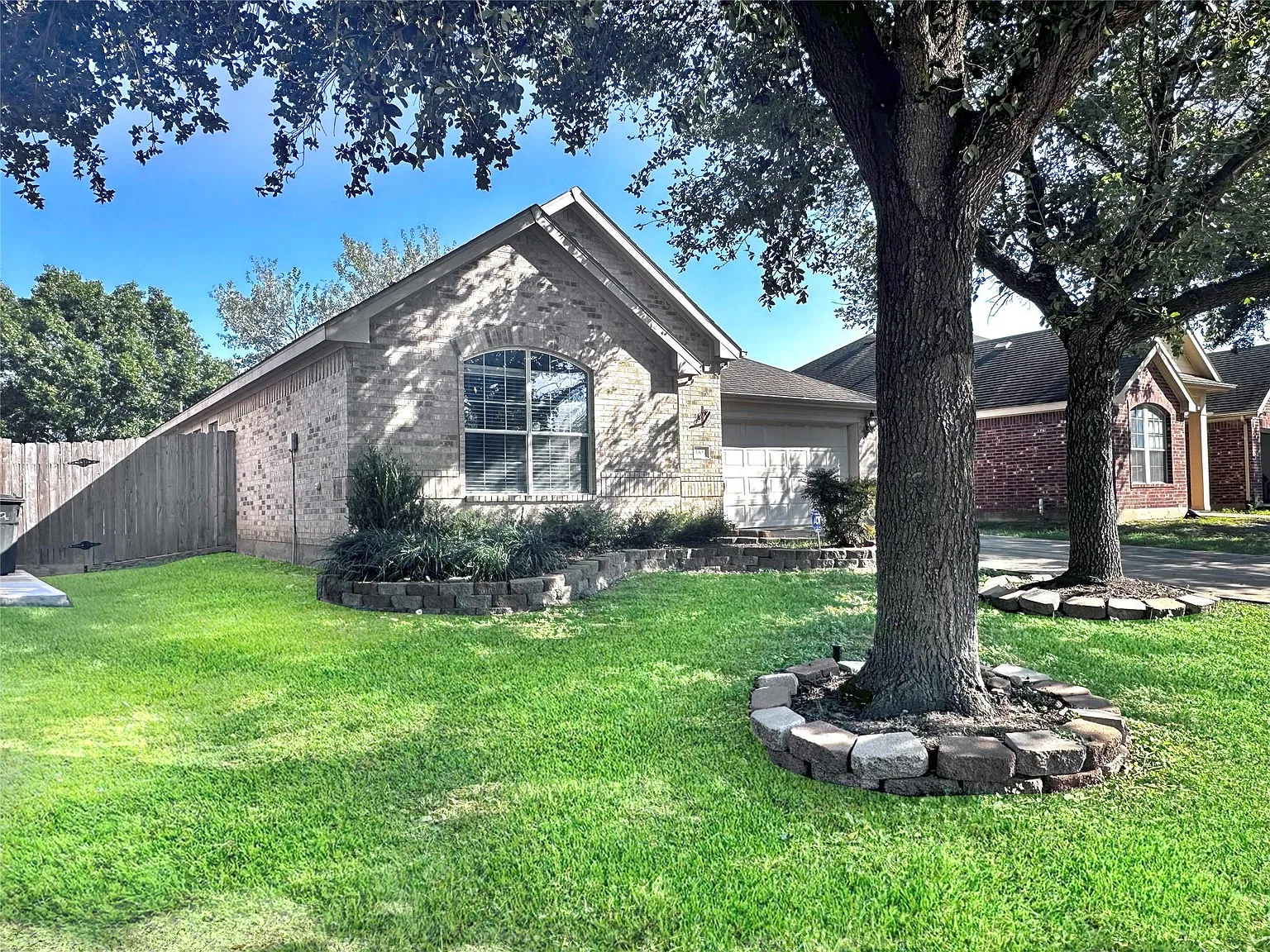 3 bed, 2.0 bath, 1729 sqft, $2,100 — Photo 2