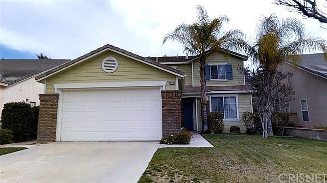 Great curb appeal with driveway