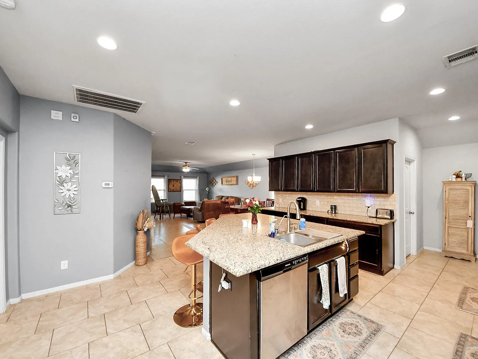 4 bed, 2.0 bath, 2094 sqft, $2,390 — Photo 4