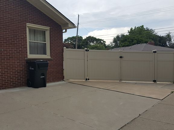 2nd image of 15830 Pleasant Ave