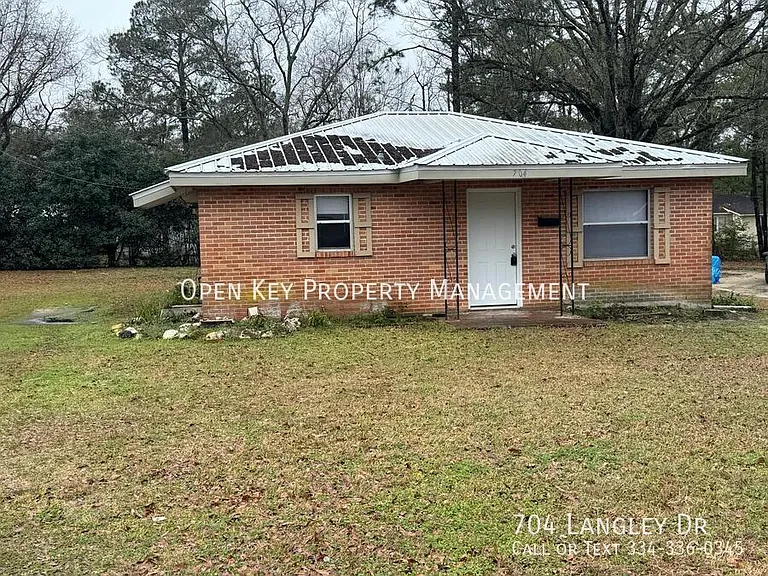 704 Langley Dr — Photo 3