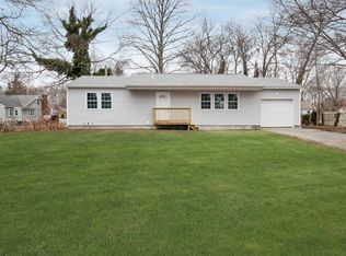 21 Fairview Dr, Shirley, NY 11967