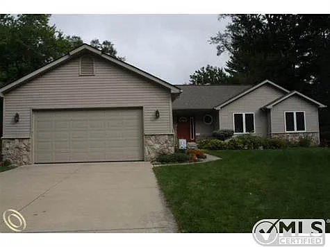 579 Trombley Dr photo 1