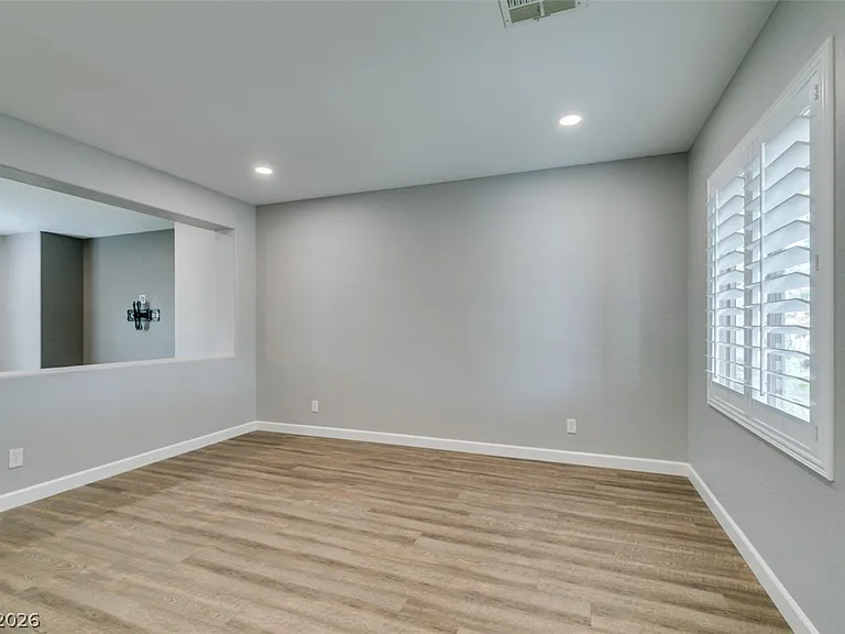 1129 Emanuel St — Photo 5