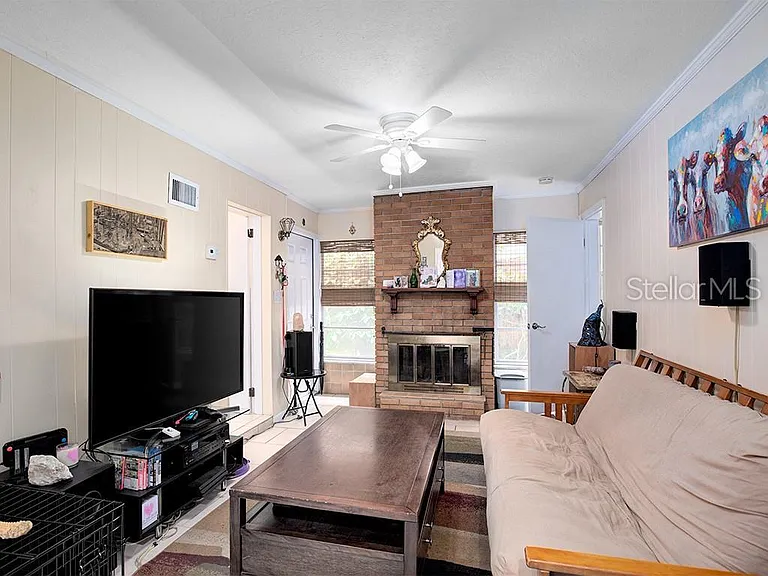 810 N Hampton Ave — Photo 3
