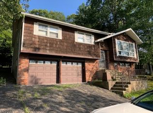 306 Maxim Dr, Hopatcong, NJ 07843