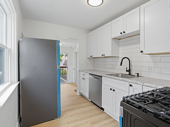 4th image of 23329 Hazelwood Ave