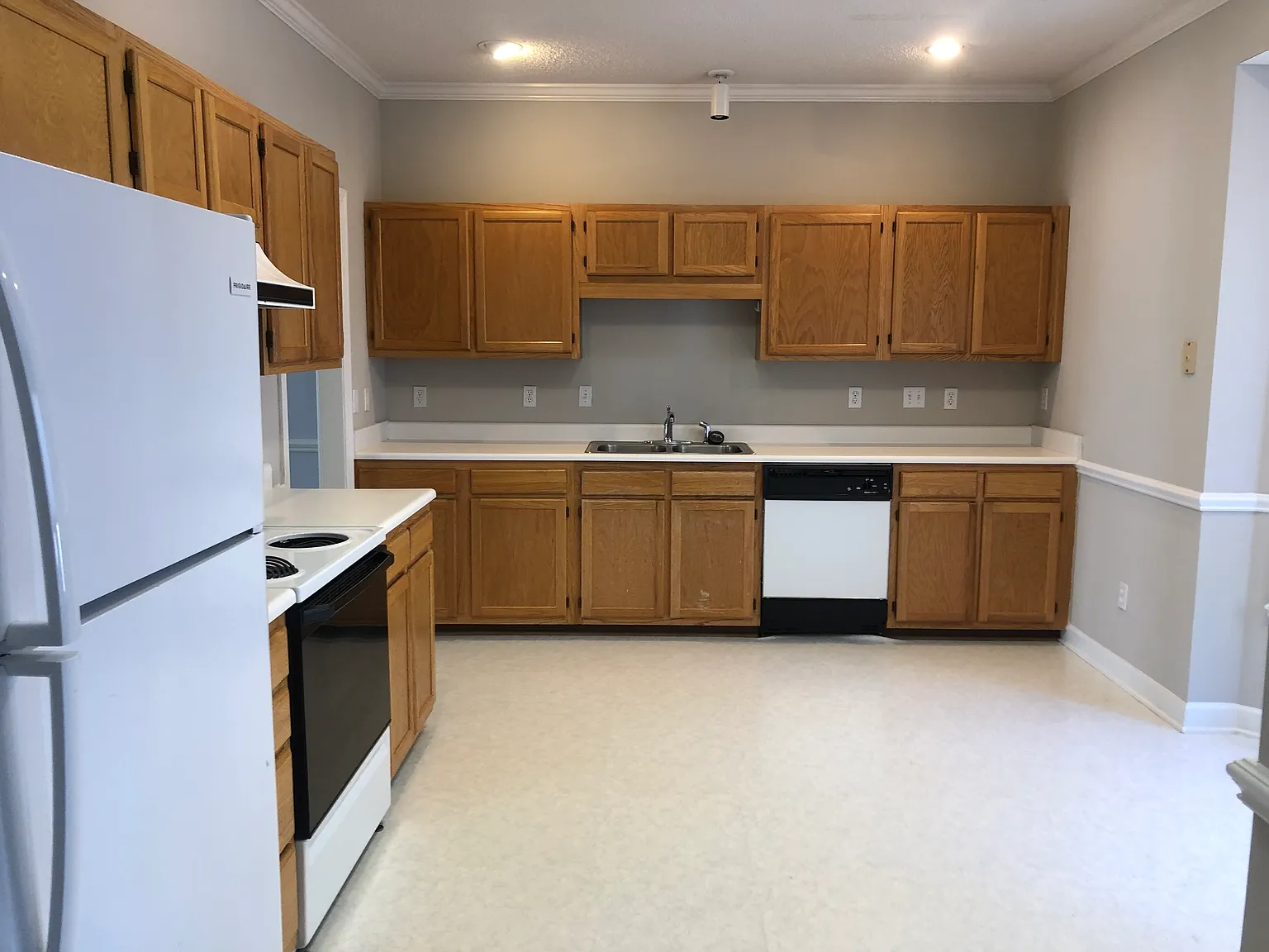 3 bed, 2500 sqft, $2,200 — Photo 4