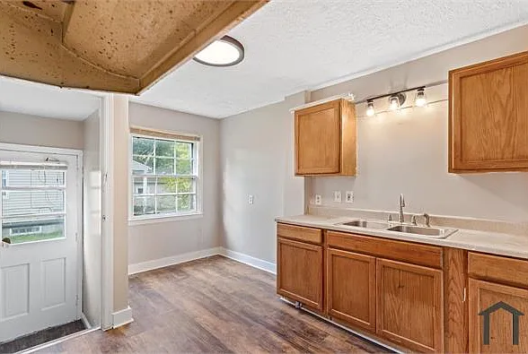 1114 Roslyn Ave — Photo 11