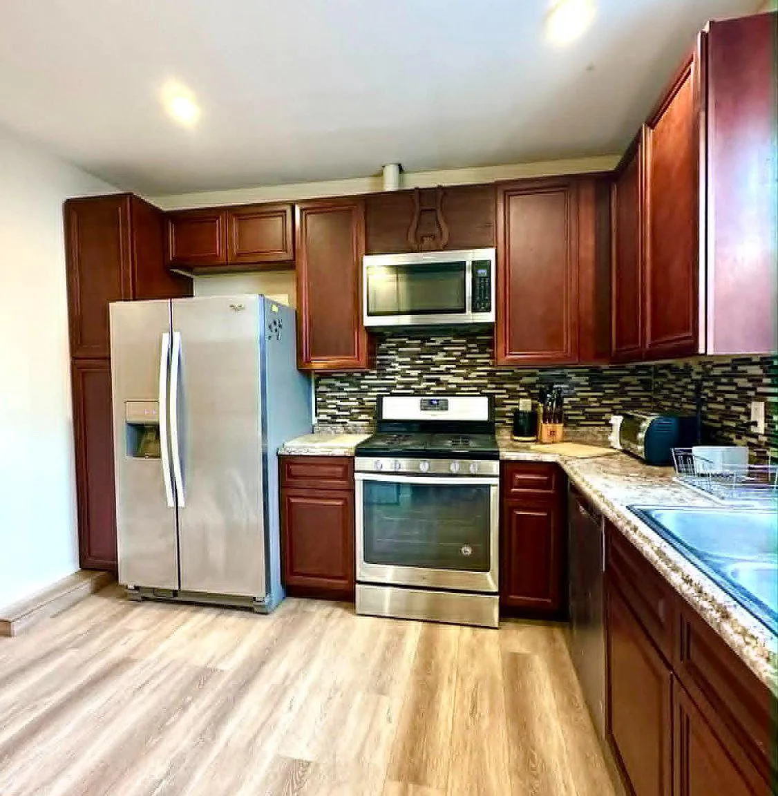 3 bed, 1.5 bath, 1100 sqft, $2,700 — Photo 4