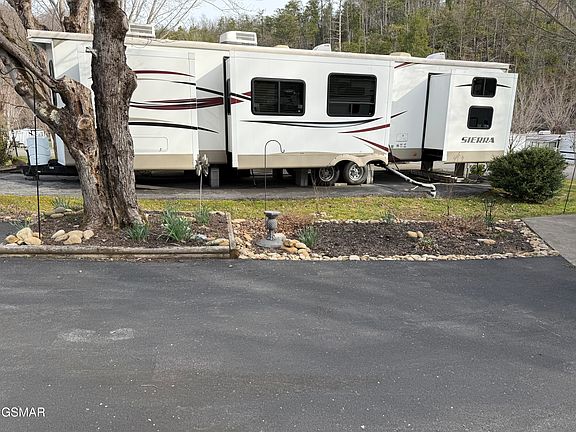4th image of 4229 E Pkwy #50
