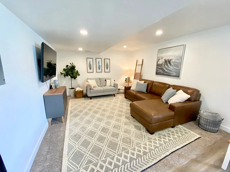 Beautiful remodeled basement in quiet neighborhood — Photo 1