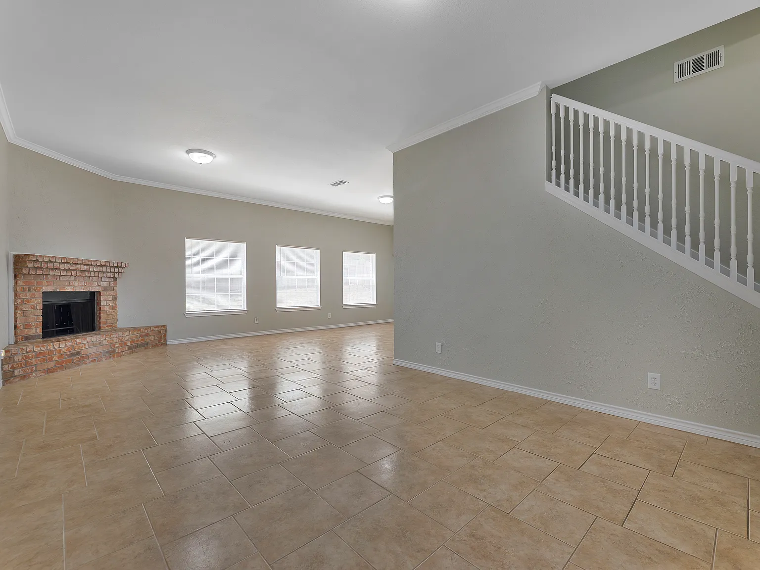 3 bed, 2.5 bath, 2022 sqft, $1,995 — Photo 3