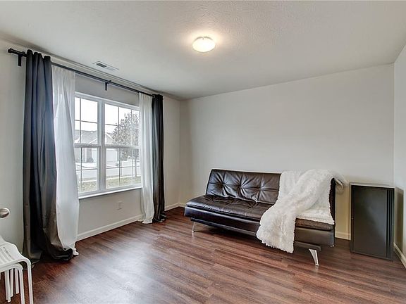 2nd image of 984 Retford Dr