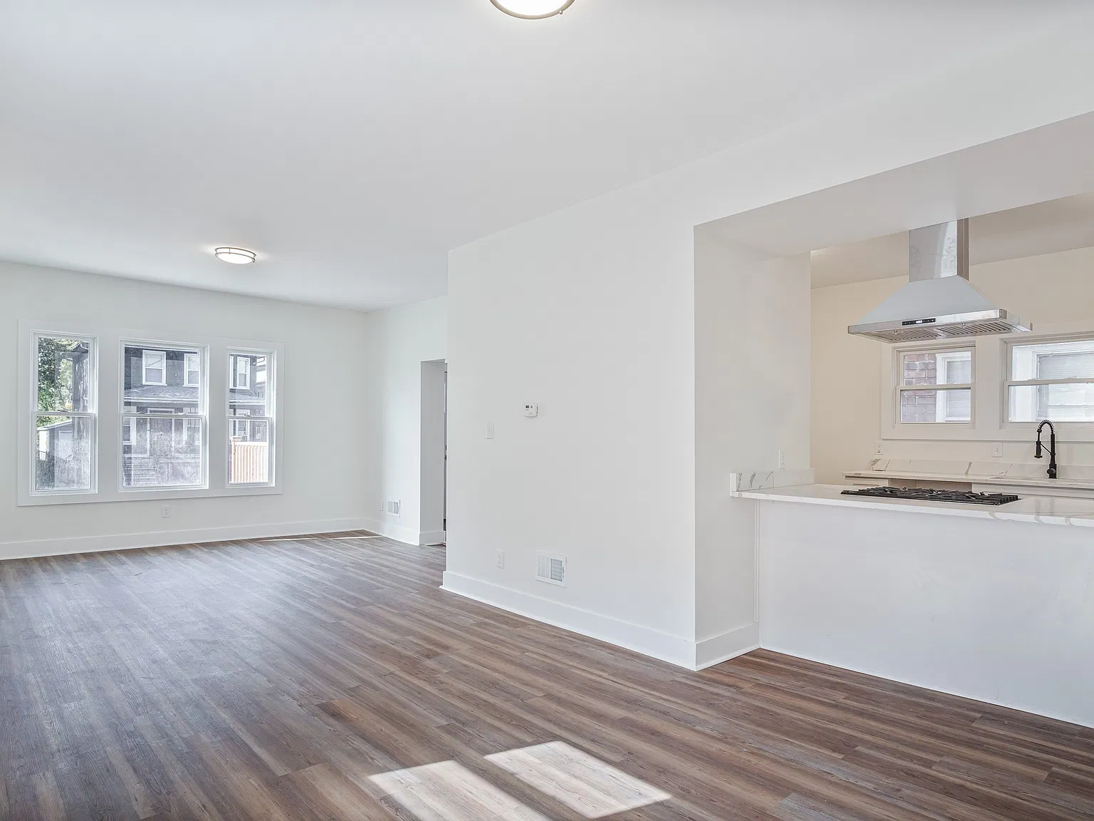 3 bed, 1.5 bath, 1316 sqft, $1,900 — Photo 2