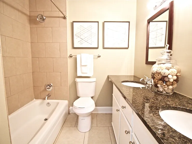 Plaza La Belle Apartments — Photo 36