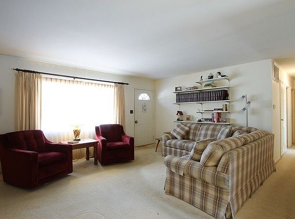 4th image of 2309 Country Ln