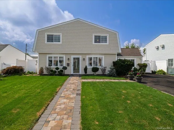18 Old Farm Road, Levittown, NY 11756