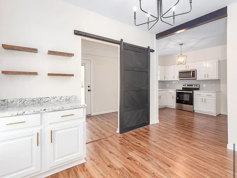 1116 Campbell St — Photo 2