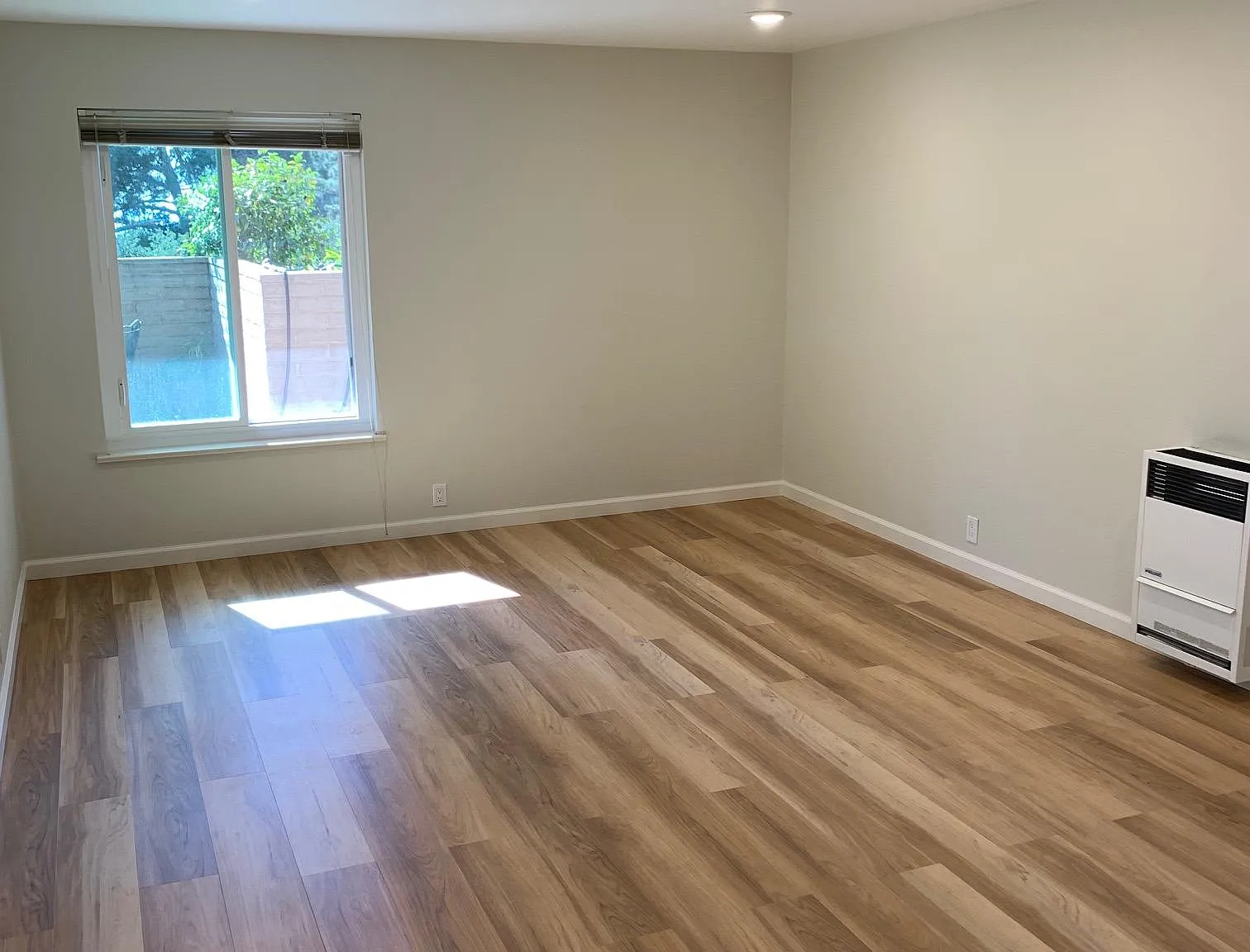 1120 James Pl — Photo 3