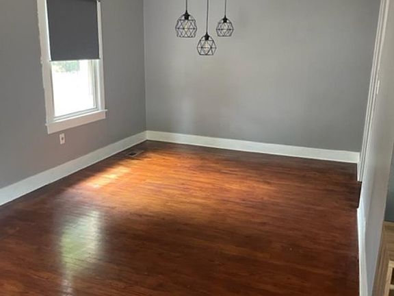 4th image of 271 E Pine St