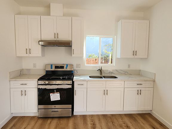 2nd image of 808 Woodlawn St Unit B