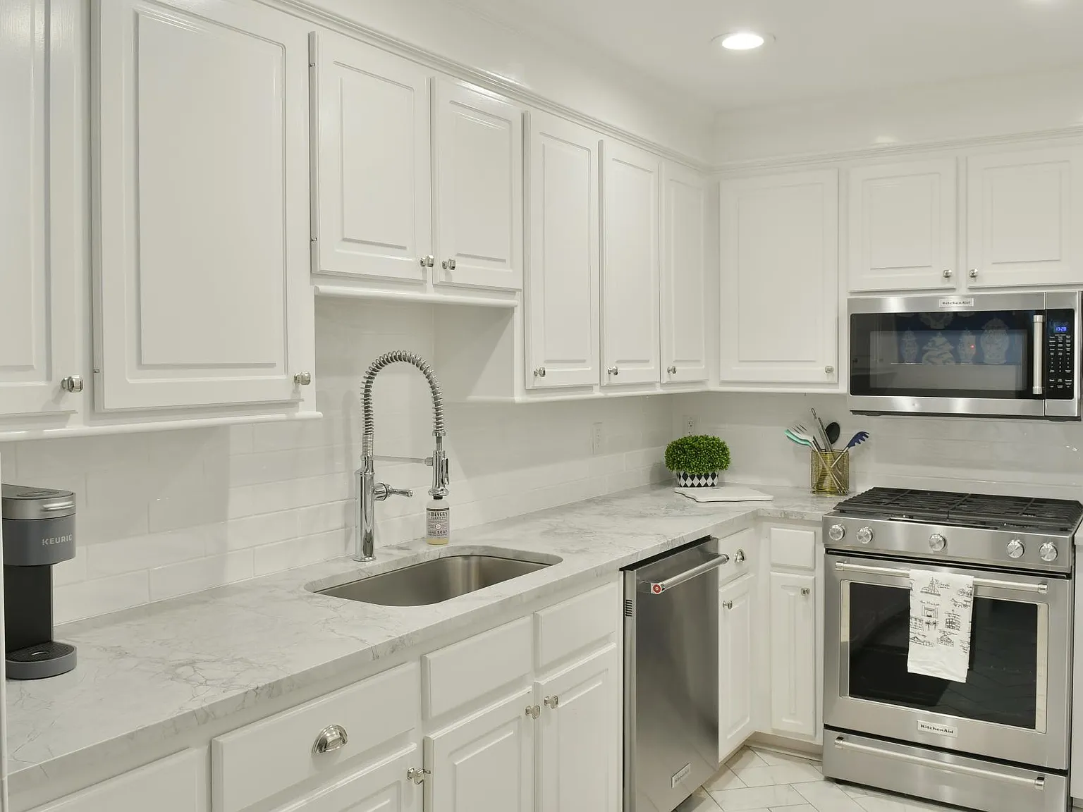 3 bed, 1432 sqft, $8,950 — Photo 2