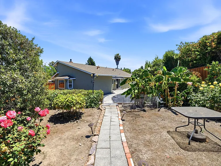 325 Goshen Ct — Photo 32