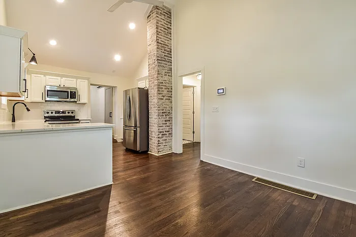 3 bed, 2.0 bath, 1400 sqft, $2,045 — Photo 4