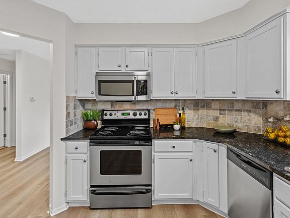 5th image of 14271 Bedford Dr