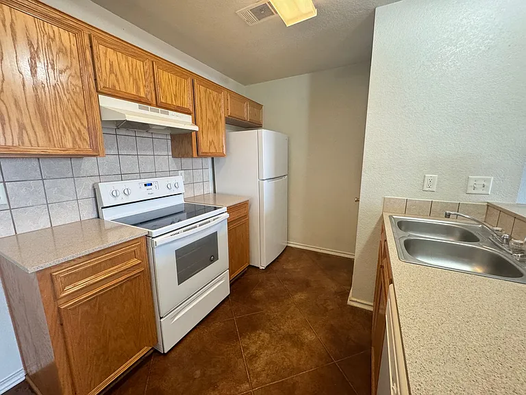 411 E Central TX Expwy — Photo 14