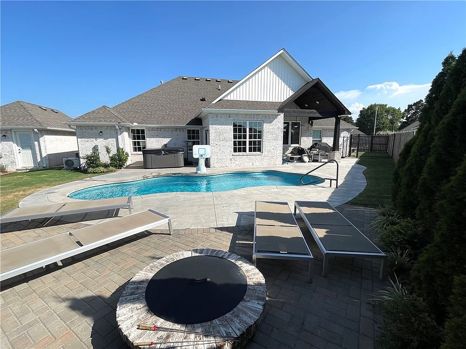 2nd image of 709 Macdonald Dr