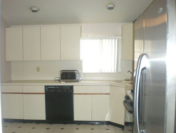 2nd image of 39 Stuyvesant Ave